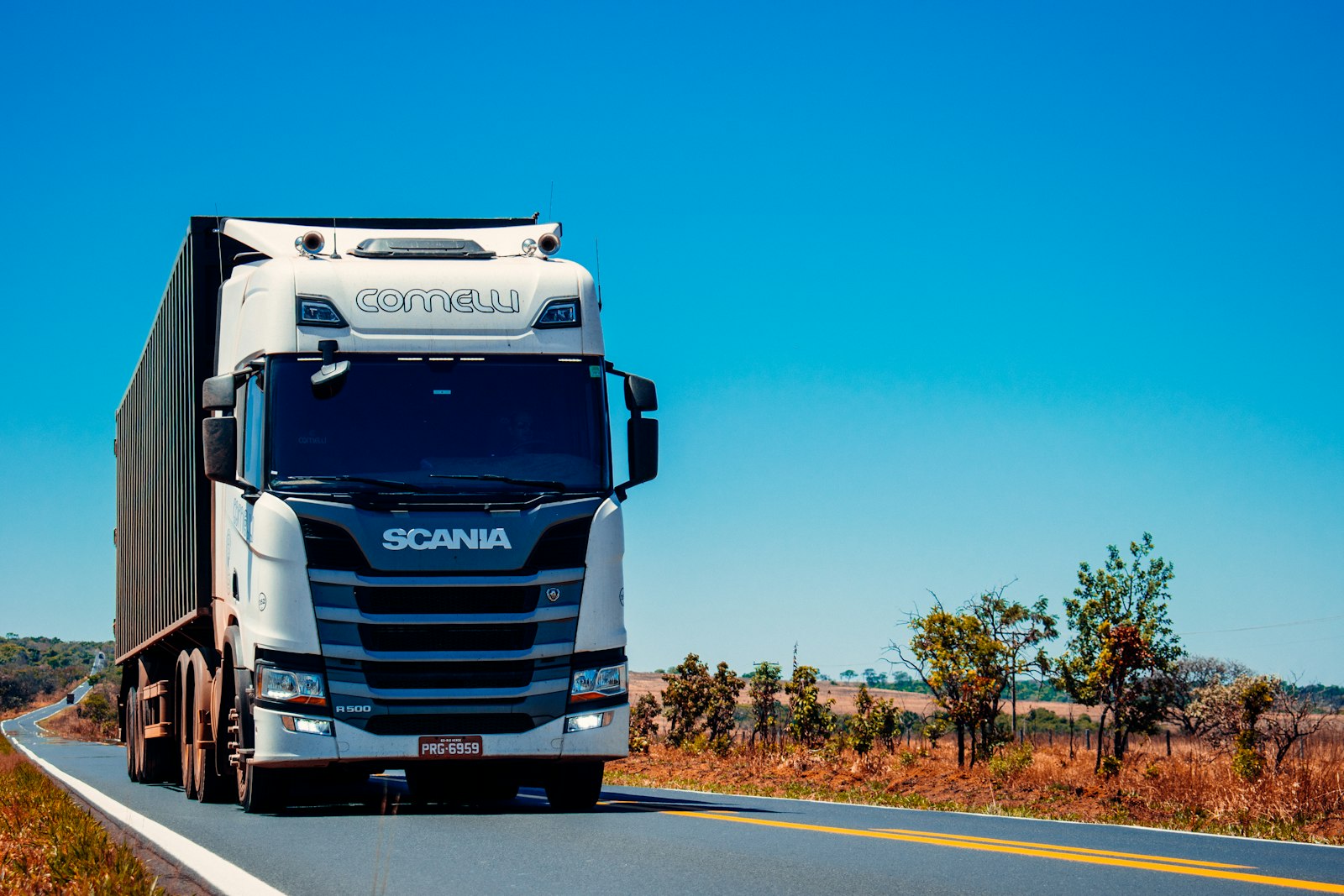 Camion de transport circulant sur une route en savane