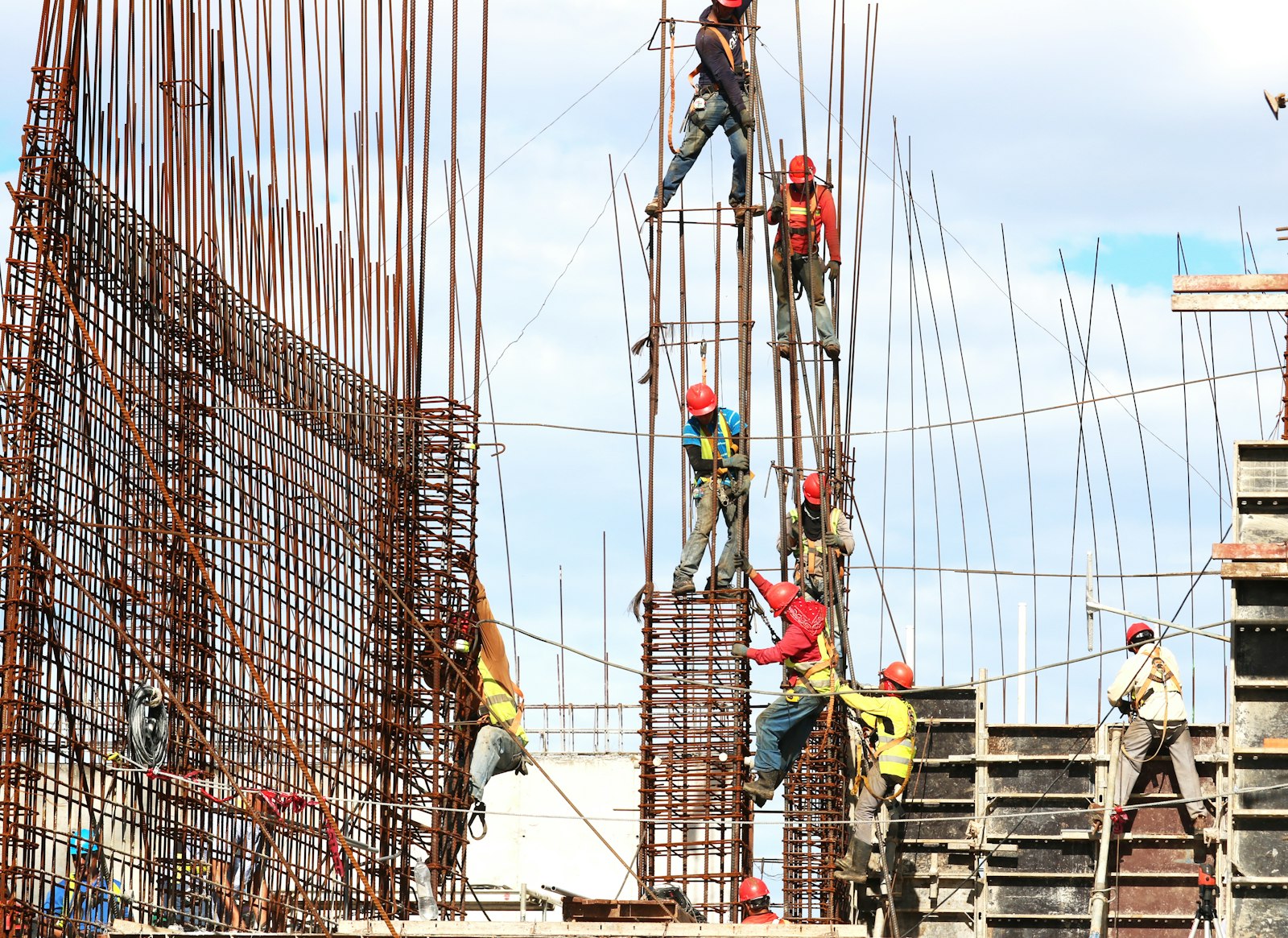 Ouvriers casqués travaillant sur une structure en construction
