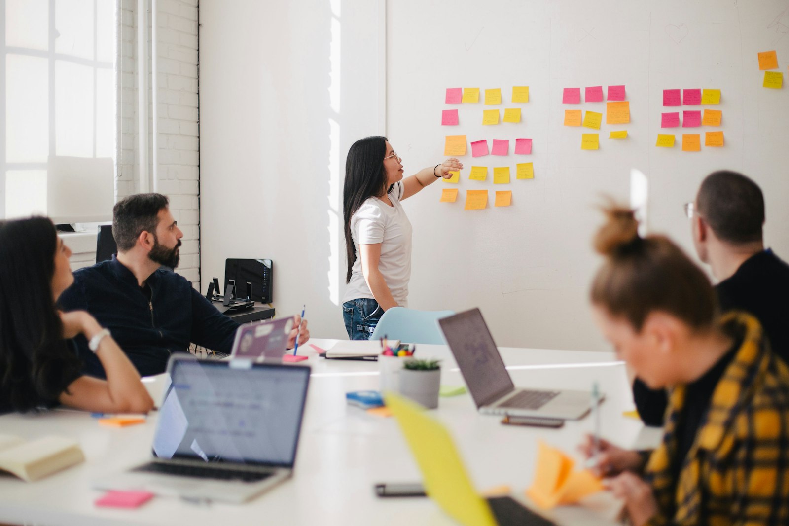 Équipe en réunion de travail autour d'un tableau