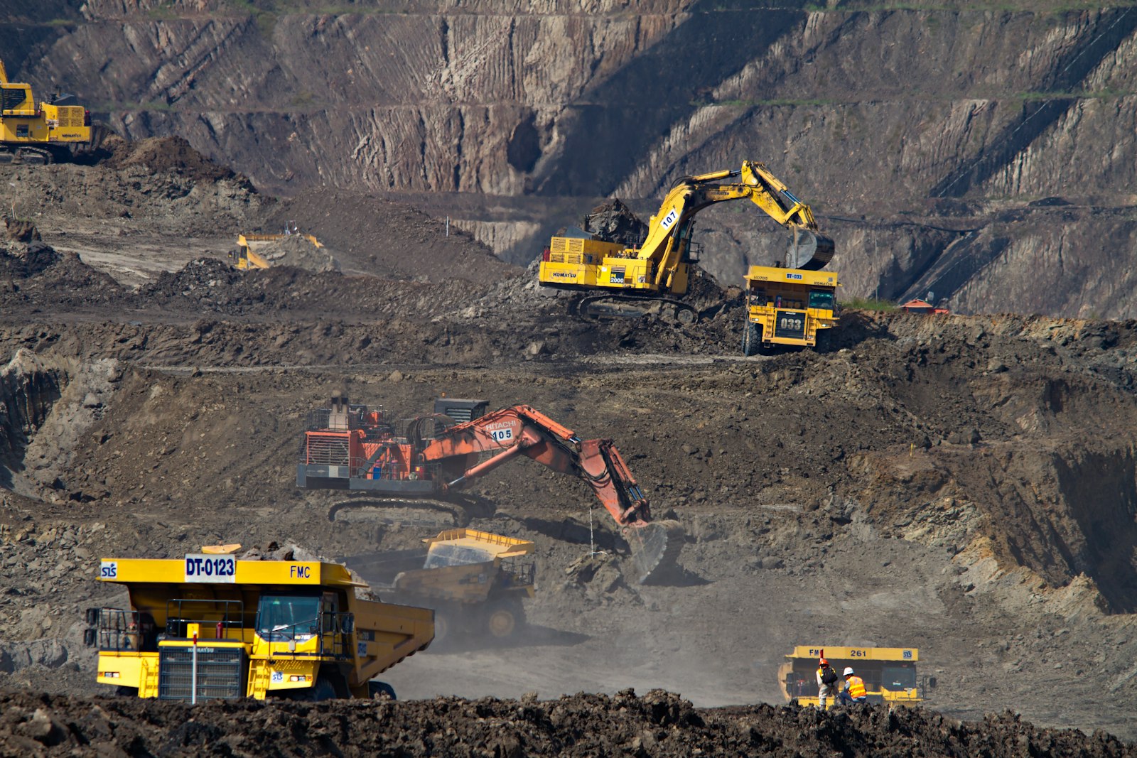 Engins et camions de mine sur un site d'exploitation à ciel ouvert