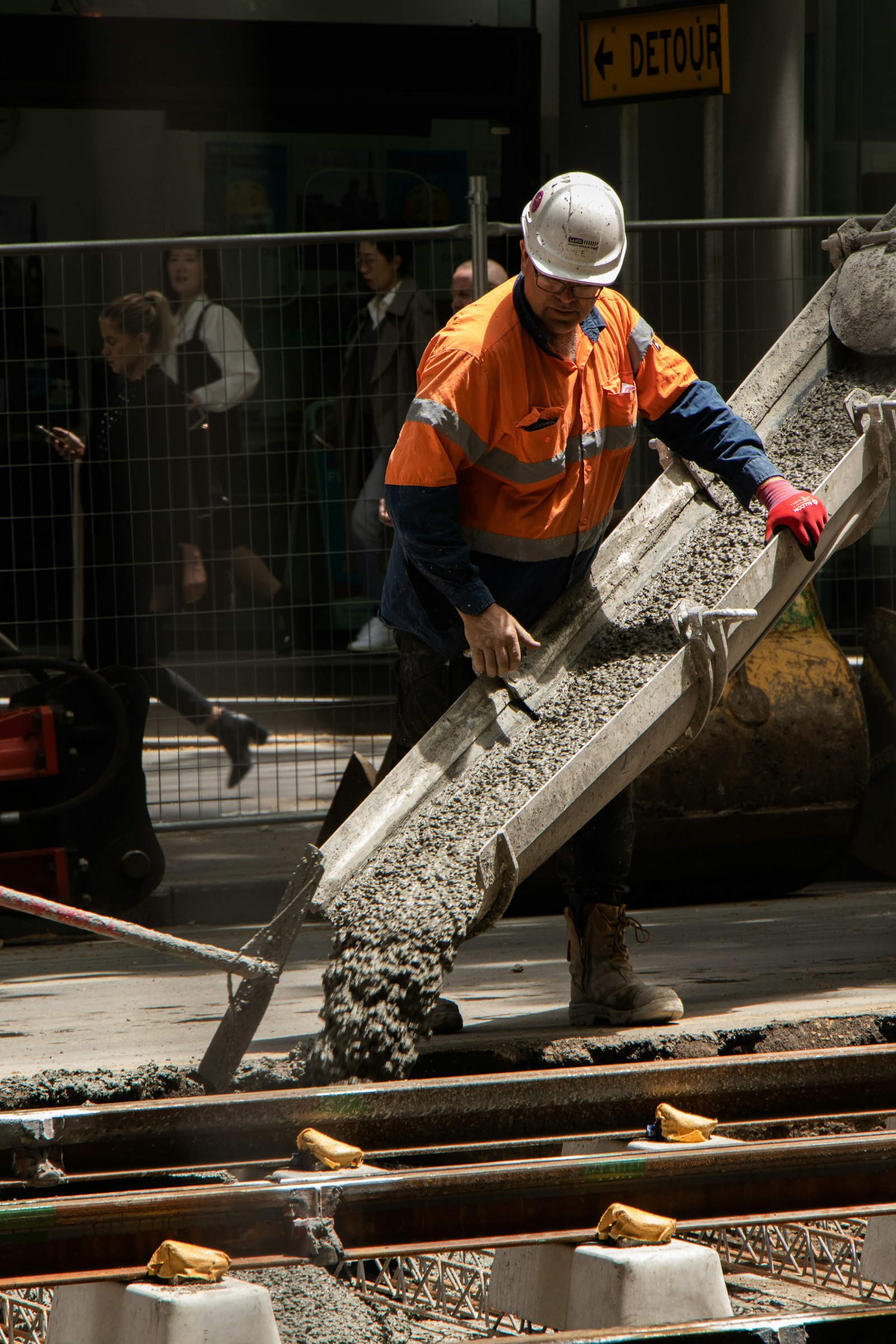 Ouvrier portant casque et gilet haute visibilité sur un chantier